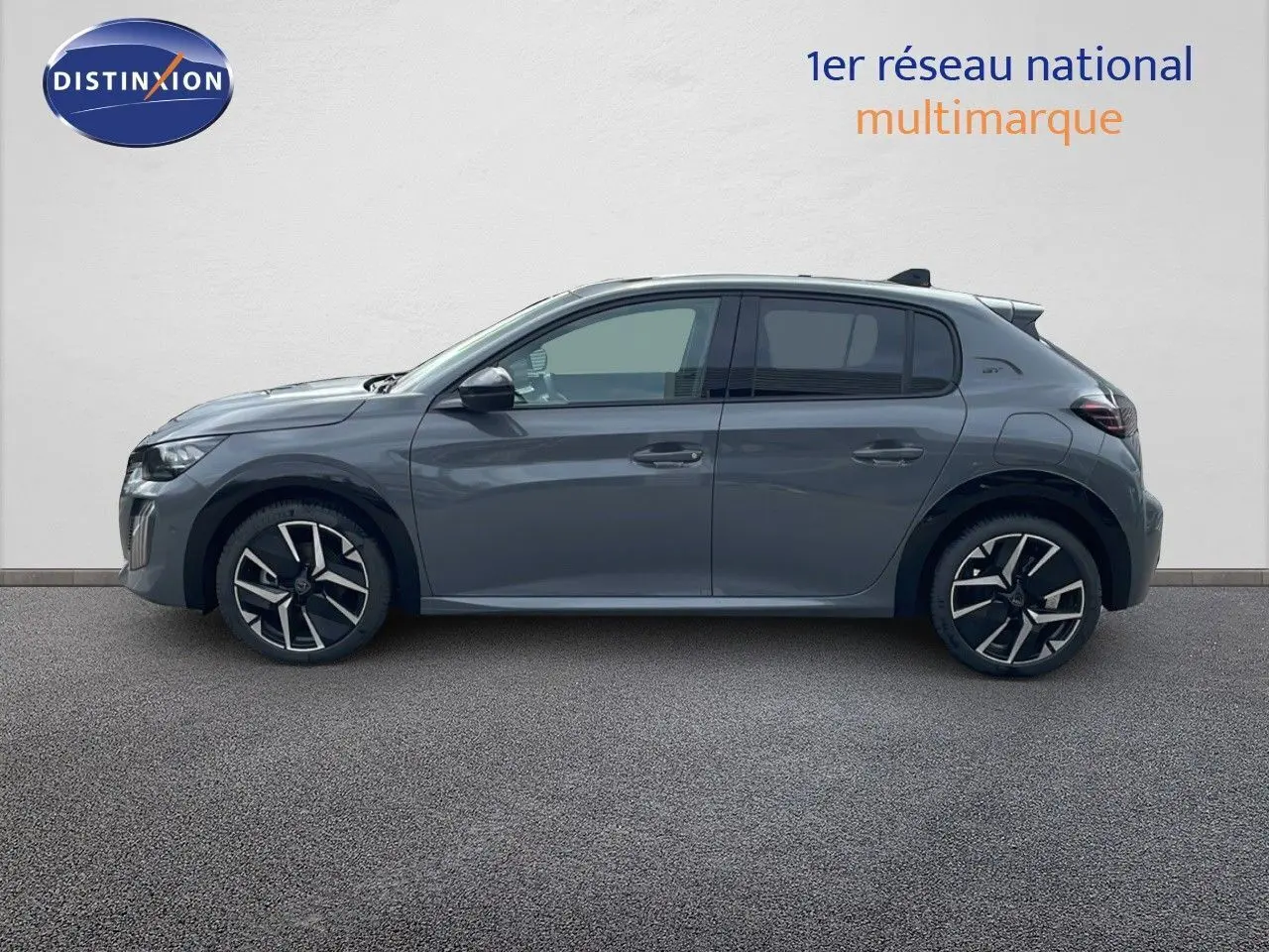Profil côté gauche d'une Peugeot 208 2025 gris sélénium avec toit noir et jantes alliage bi-ton.