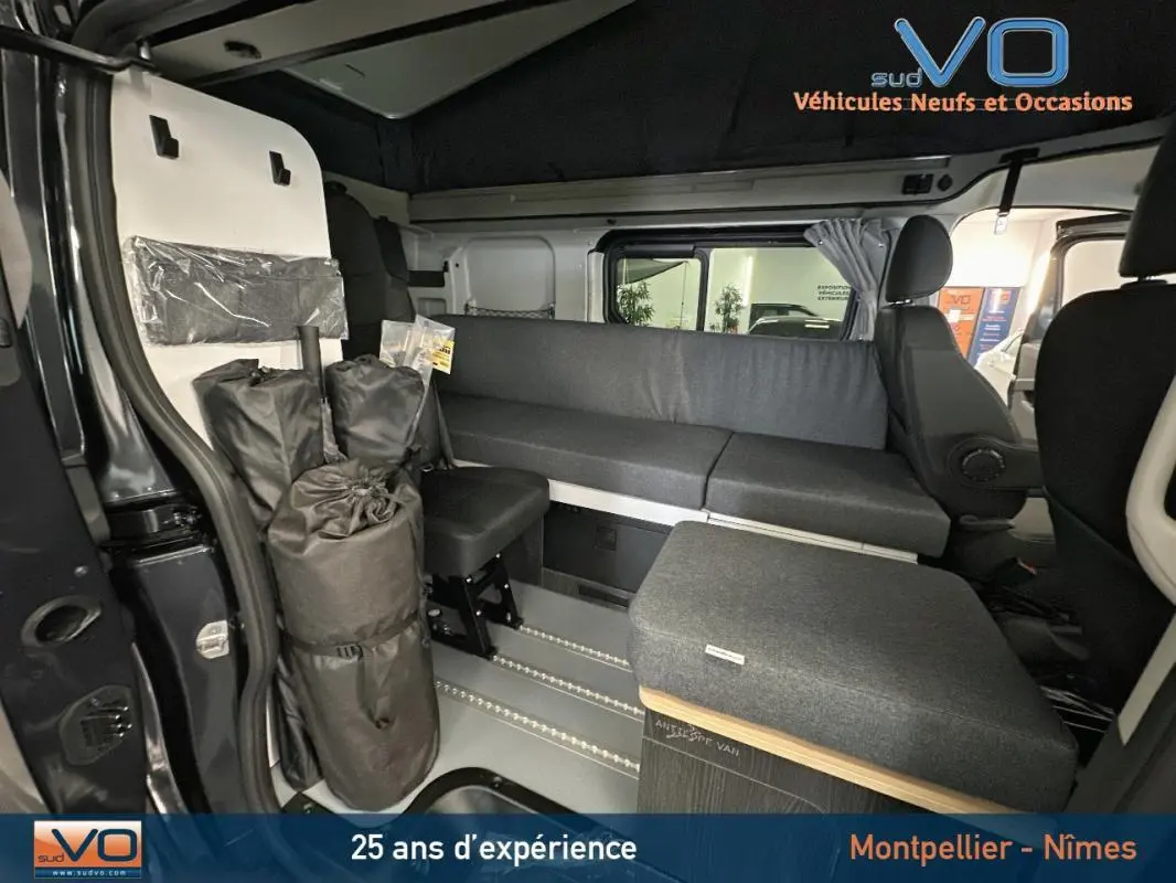 Intérieur du Renault Trafic Fourgon gris 2025 vu côté gauche, montrant banquette et aménagement Antilopevan Flex Plus.