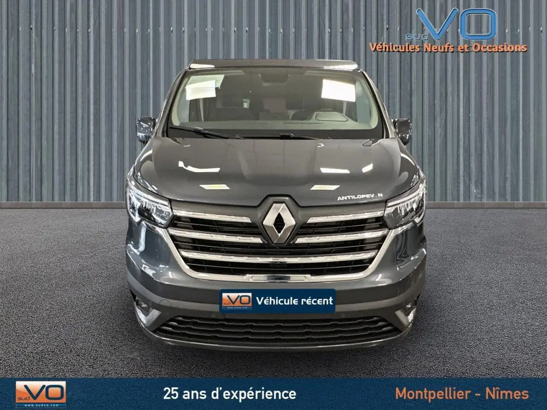 Vue frontale d'un Renault Trafic Fourgon gris 2025 avec calandre chromée et logo Renault bien visible.