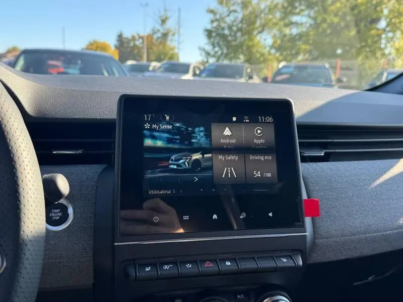 Vue intérieure centrée sur l'écran tactile du tableau de bord de la Renault Clio 1.0 TCe 90ch Techno 2025.