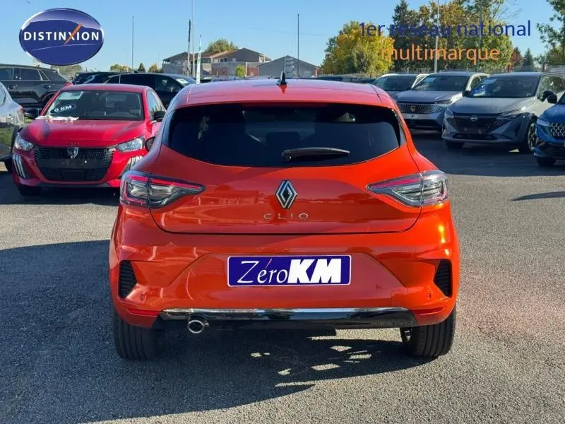 Vue arrière d'une Renault Clio orange Valencia 2025 avec feux arrière LED et vitre arrière teintée.
