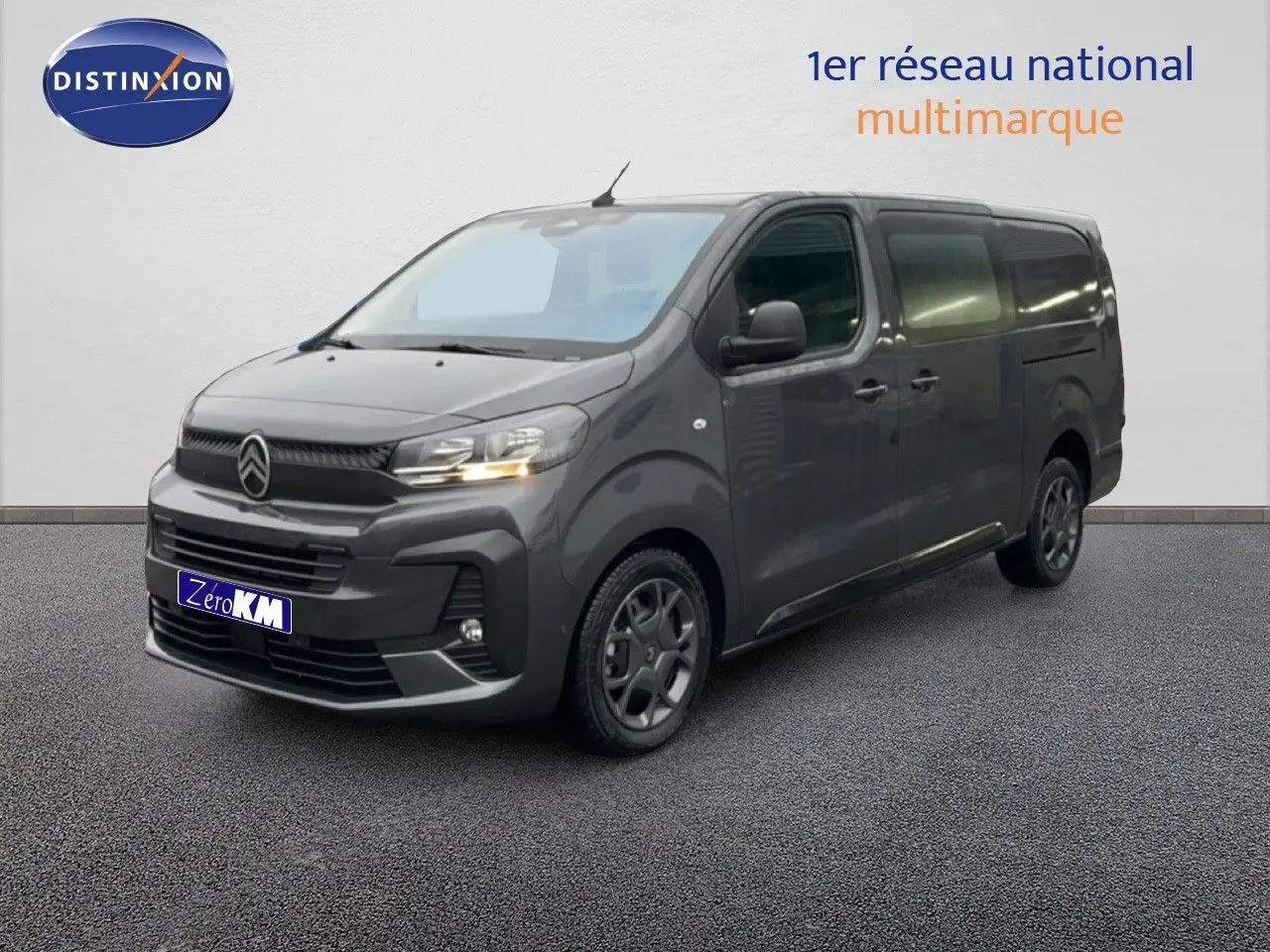 Vue 3/4 avant droit d'un Citroën Jumpy cabine approfondie gris titane métal avec calandre noire et jantes foncées.