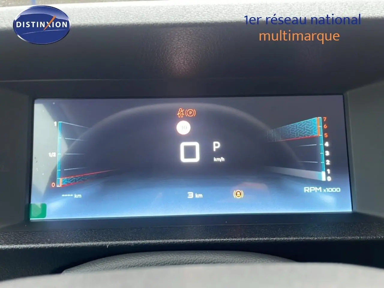 Affichage numérique du tableau de bord du Citroën Jumpy Long L3, montrant la vitesse à 0 km/h et le régime moteur.