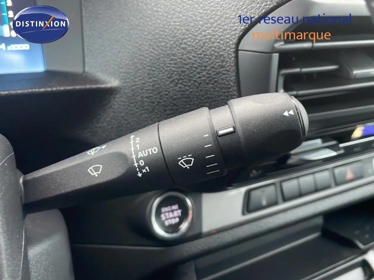 Gros plan sur la commande d’essuie-glace à gauche du volant dans l’habitacle gris noir du Citroën Jumpy Long L3.