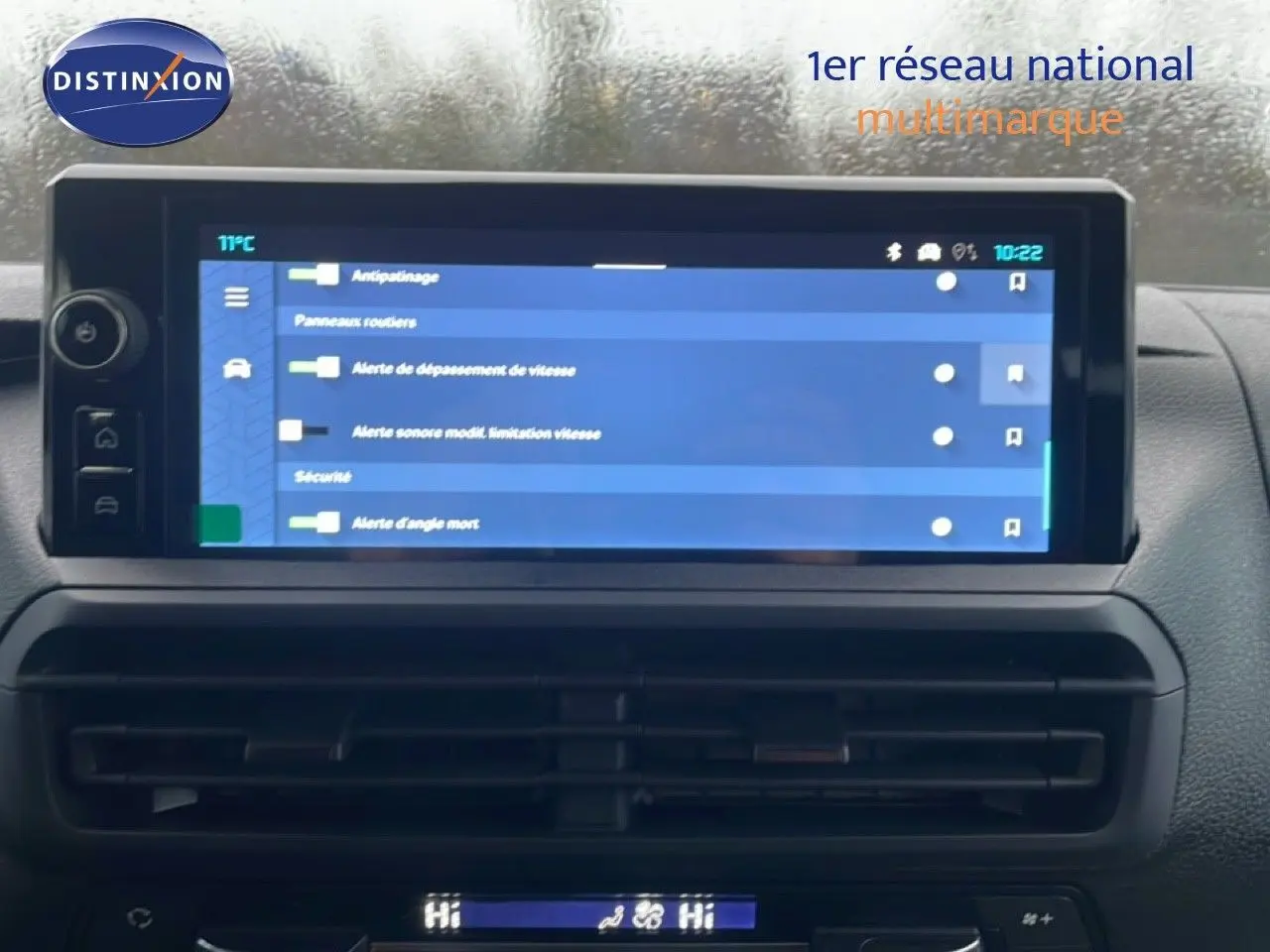 Vue intérieure du tableau de bord du Citroën Jumpy Long L3 gris titane, écran tactile affichant les alertes de sécurité.