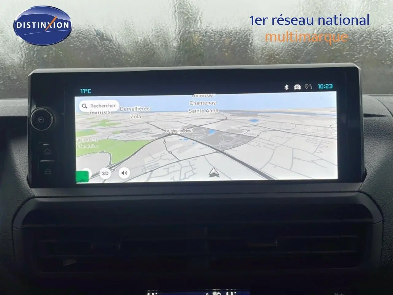Vue intérieure centrée sur l'écran tactile de navigation du Citroën Jumpy Long L3 gris titane, avec affichage carte GPS.