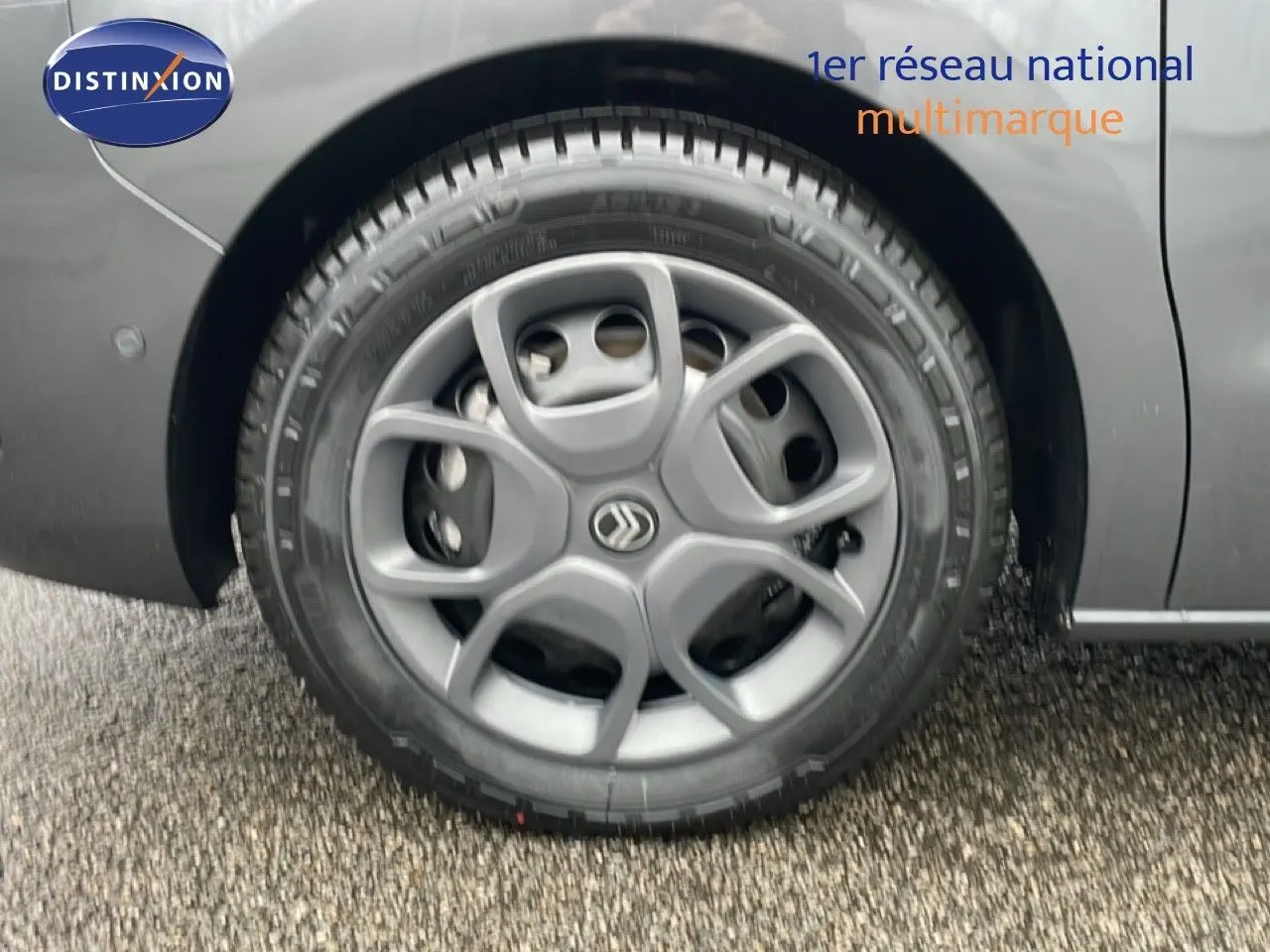 Gros plan sur la roue avant gauche du Citroën Jumpy Long L3 gris titane métal avec jante spécifique et logo central visible.