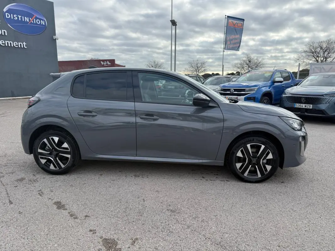 Profil côté gauche de la Peugeot 208 Hybrid 145 gris, avec jantes alliage 16 pouces et vitres teintées.