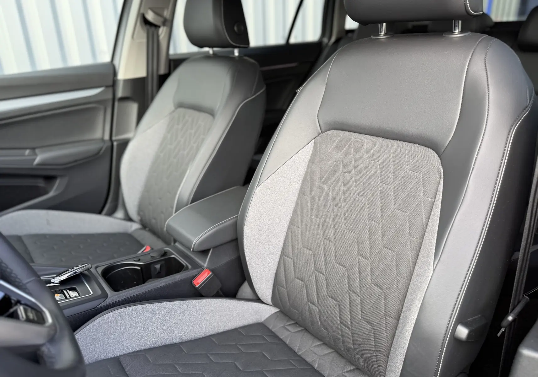 Vue rapprochée des sièges avant en cuir et tissu gris de la Volkswagen Golf SW 2.0 TDI 150 GOAL DSG7 2025.