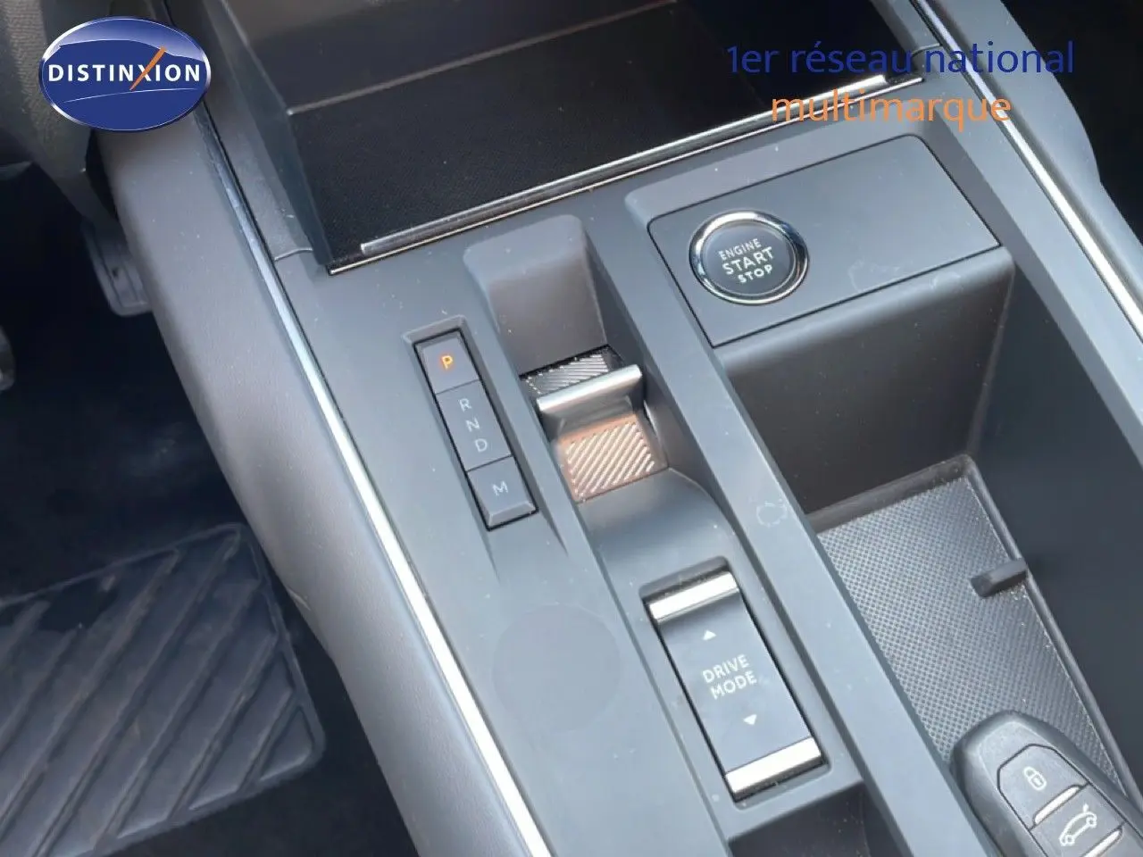 Gros plan sur la console centrale grise du Citroën C5 Aircross 2025, avec bouton start/stop et sélecteur de mode de conduite.