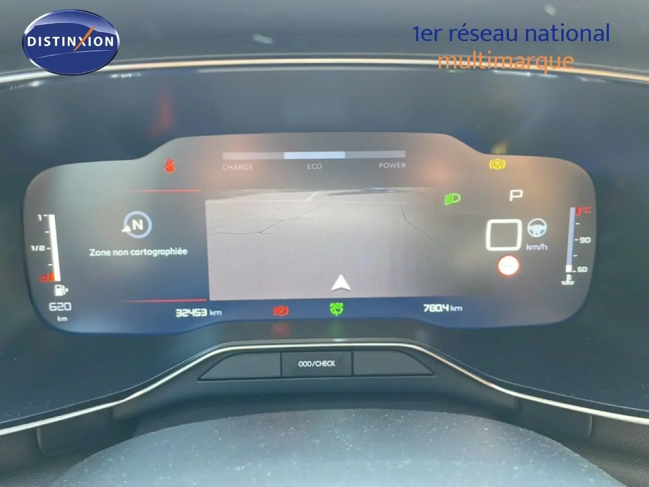 Tableau de bord numérique du Citroën C5 Aircross gris platinium, affichant la navigation et les indicateurs de conduite.