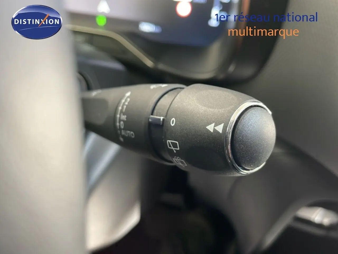 Gros plan sur la commande d’essuie-glace à gauche du volant dans l’habitacle du Citroën C5 Aircross gris platinium.