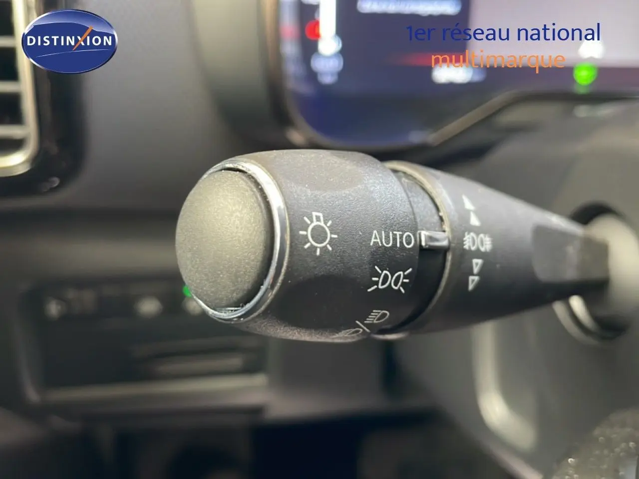 Gros plan sur la commande des phares du Citroën C5 Aircross gris platinium, avec réglage automatique visible.