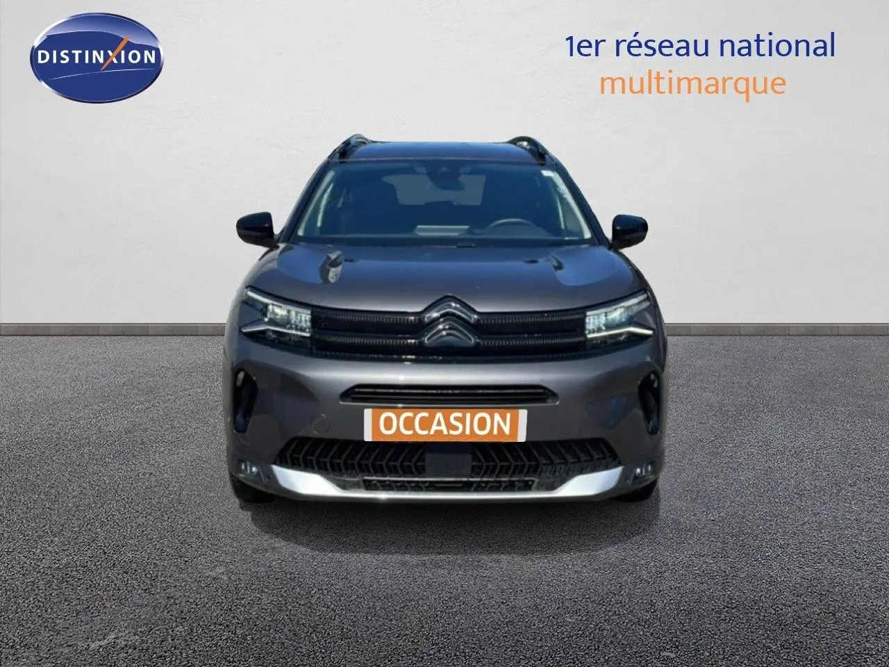 Vue frontale d’un Citroën C5 Aircross gris platinium métal, avec calandre noire et signature lumineuse LED.