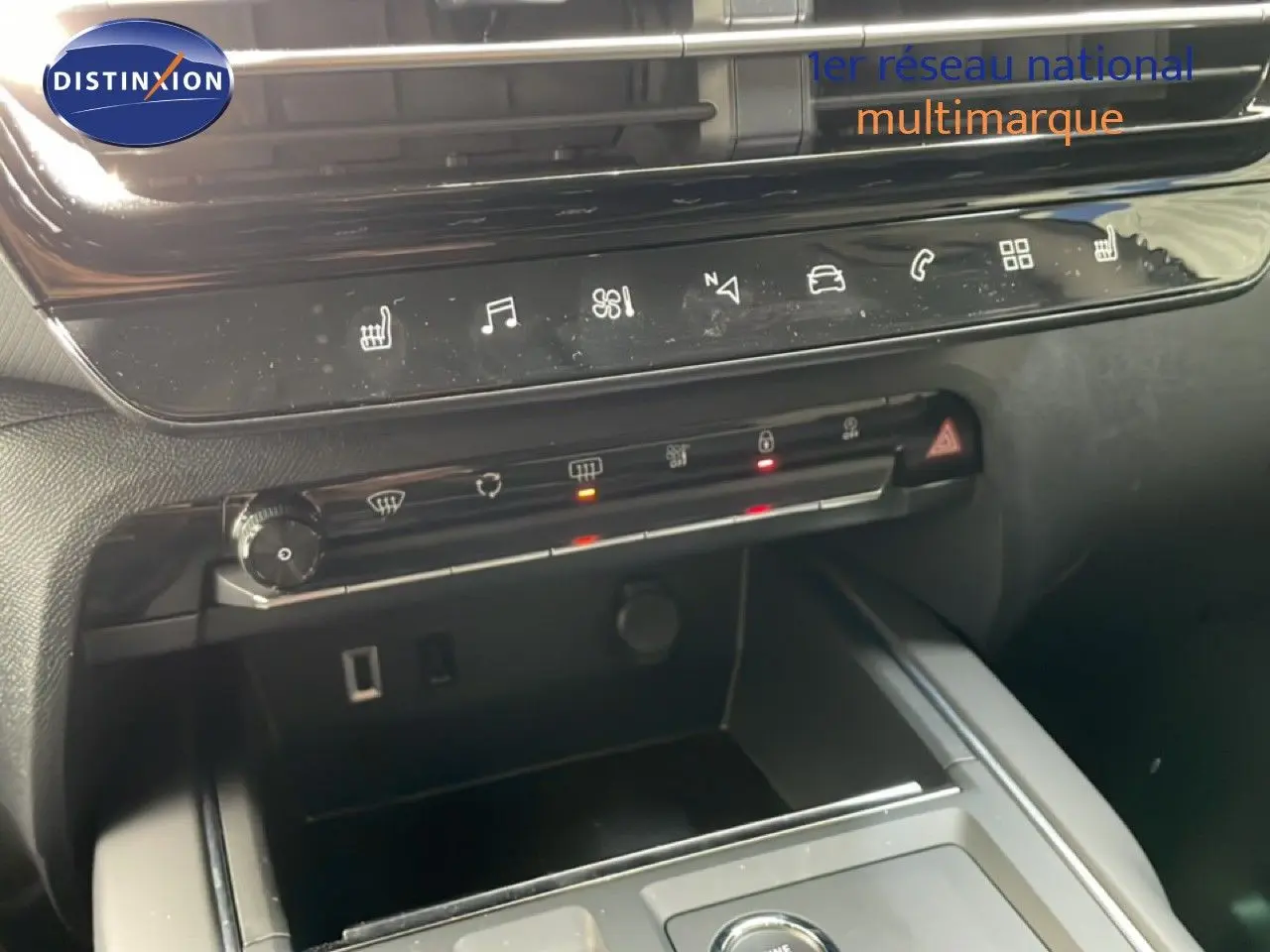 Vue rapprochée du tableau de bord et console centrale du Citroën C5 Aircross gris platinium, avec commandes tactiles et ports USB visibles.