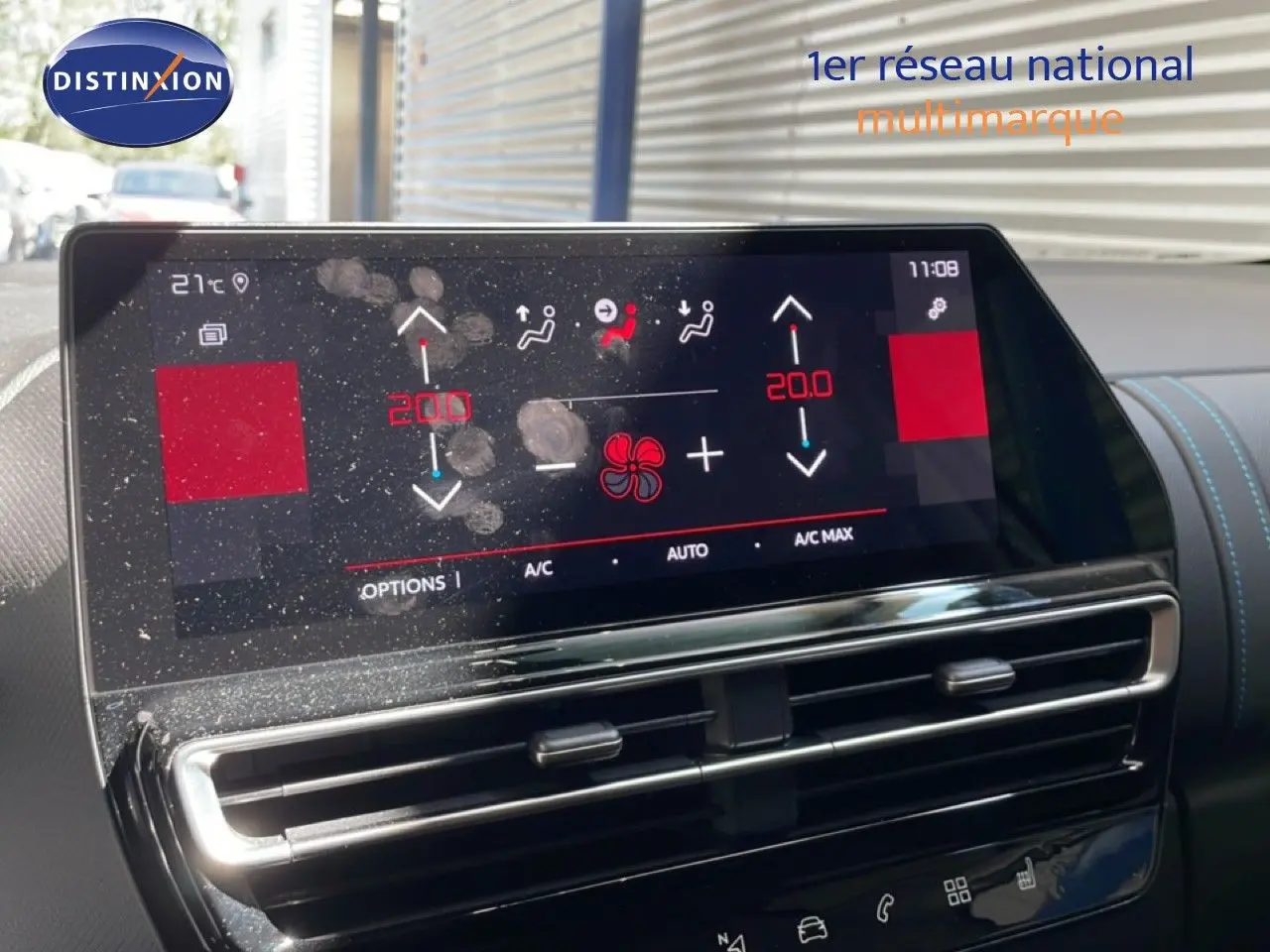 Écran tactile de climatisation du Citroën C5 Aircross gris platinium, vue intérieure frontale avec traces de doigts.