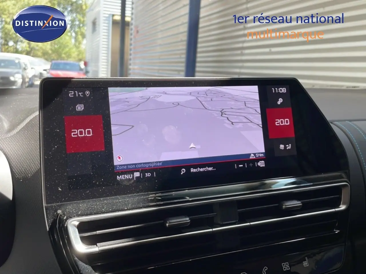 Écran tactile central du tableau de bord du Citroën C5 Aircross gris platinium, affichant la navigation GPS.