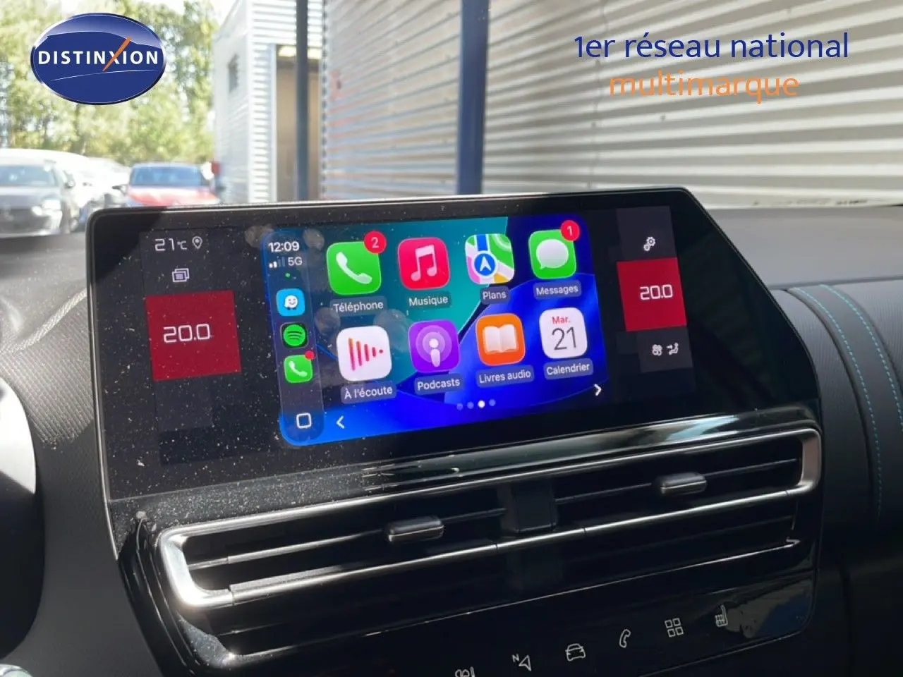 Écran tactile central du Citroën C5 Aircross gris platinium, affichant interface multimédia et climatisation à 20°C.