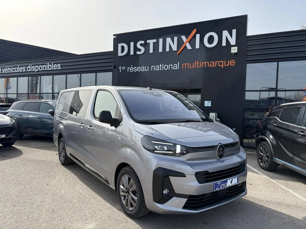 Vue 3/4 avant du Citroën Jumpy gris acier métal avec jantes alliage 17'' et calandre noire distinctive.