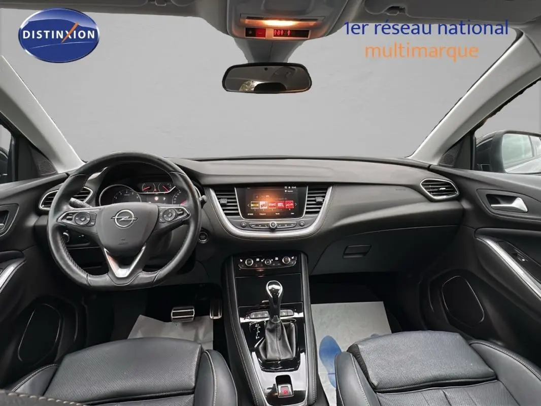 Intérieur noir de l'Opel Grandland X 2020, vue frontale sur le tableau de bord et volant multifonctions cuir.