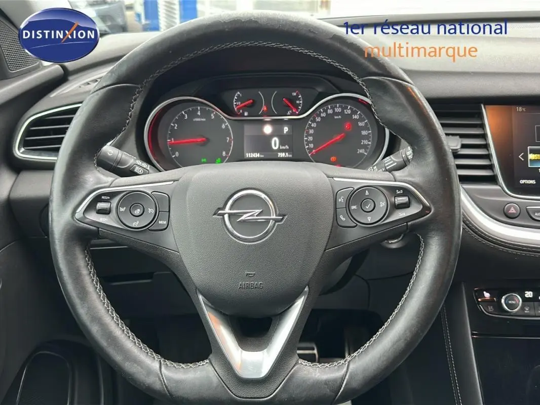 Vue rapprochée du volant cuir multifonctions et du tableau de bord numérique de l'Opel Grandland X gris clair de 2020.