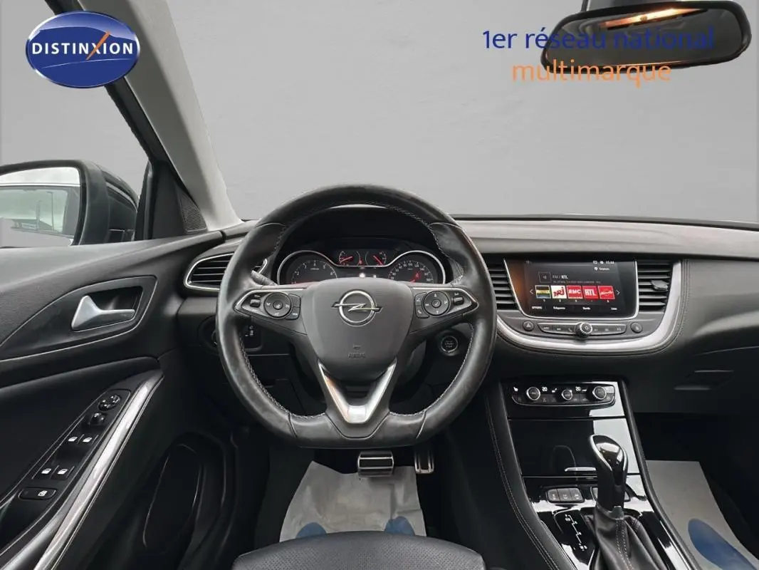 Intérieur noir de l'Opel Grandland X 1.5 Diesel 2020, vue centrée sur le volant multifonctions et l'écran tactile.