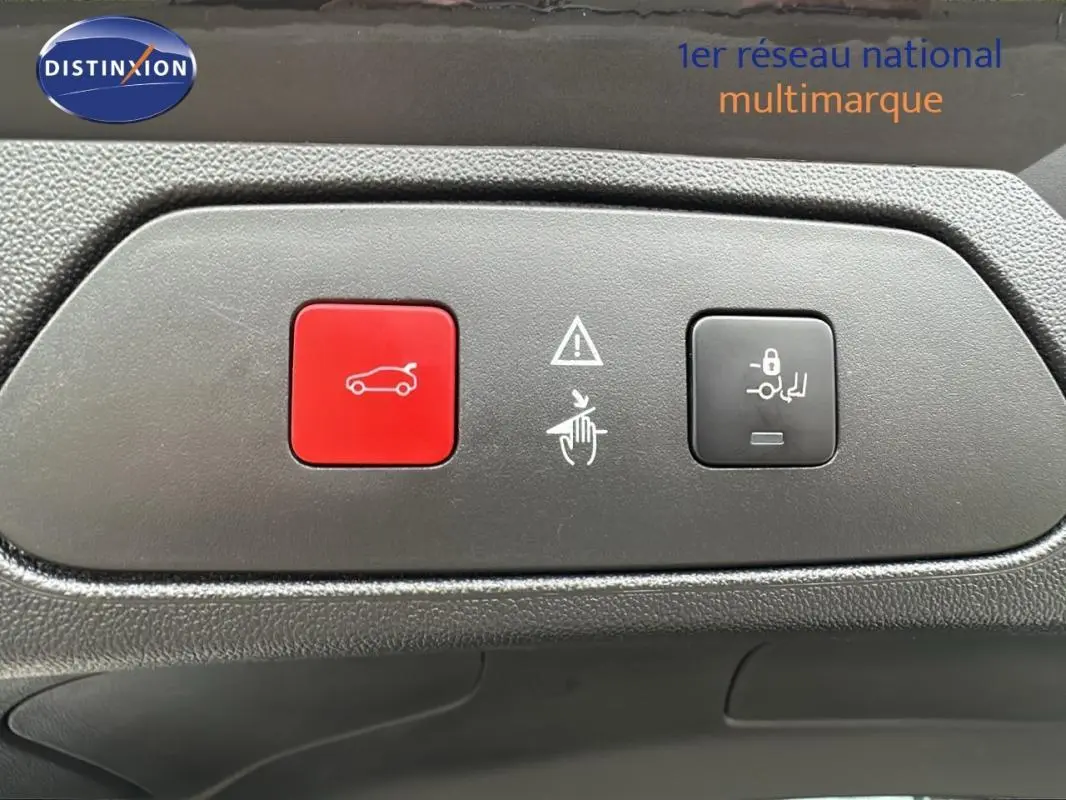 Gros plan sur les boutons de commande du hayon et de verrouillage du coffre dans l'Opel Grandland X gris clair.