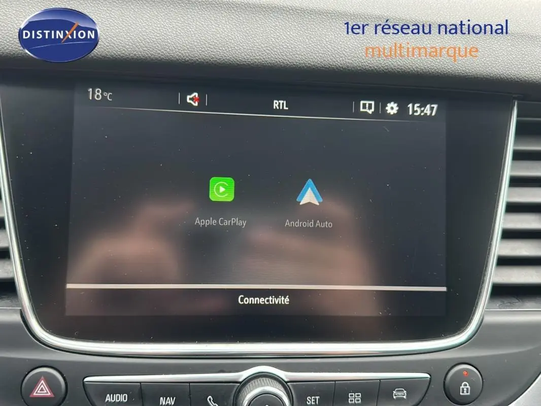 Écran tactile central de l'Opel Grandland X gris clair affichant Apple CarPlay et Android Auto.