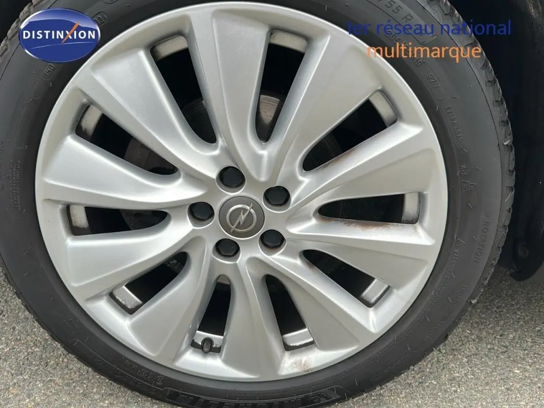 Gros plan sur une jante alliage 19 pouces gris clair d'un Opel Grandland X 1.5 Diesel Ultimate 2020.