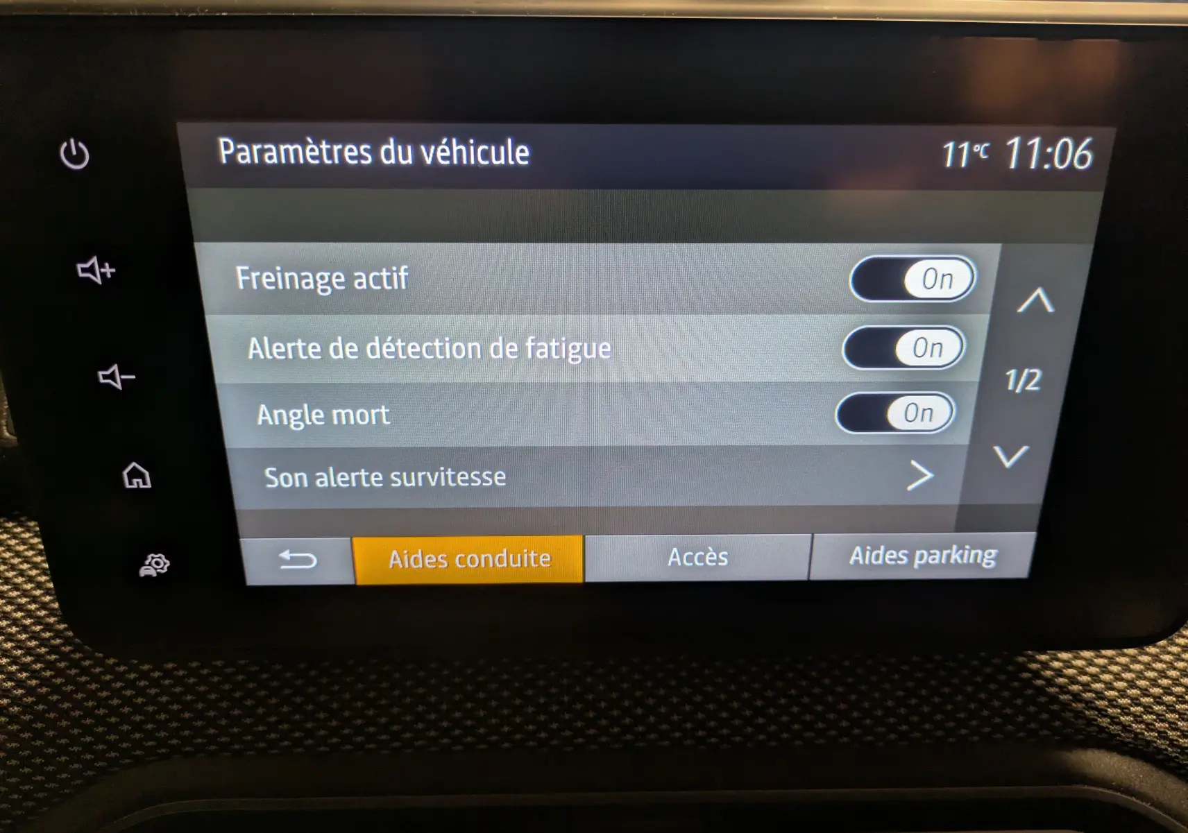 Écran tactile intérieur du Dacia Jogger 2025 affichant les paramètres d’aides à la conduite en mode clair.