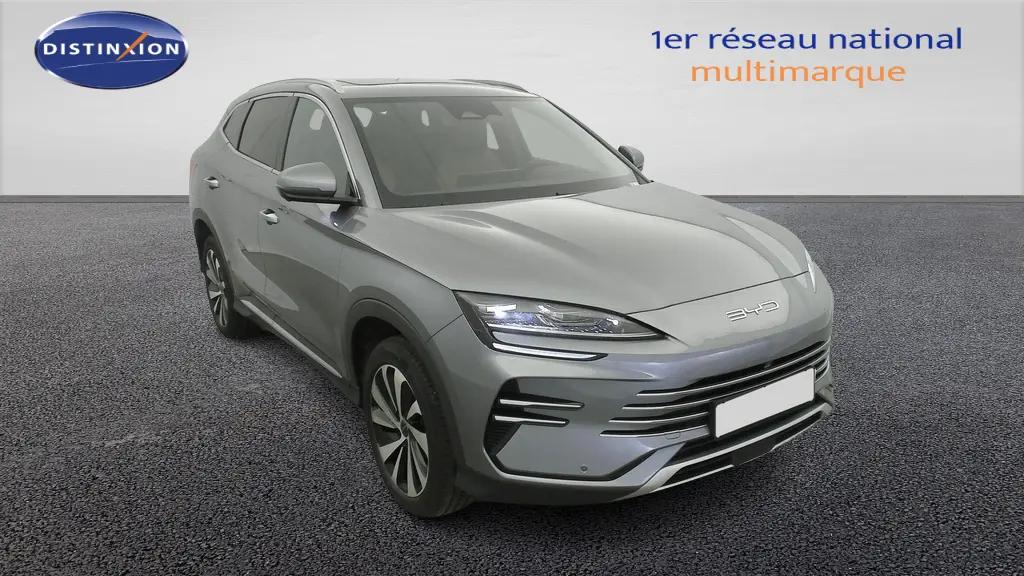 Vue 3/4 avant gauche du BYD SEAL U gris TIME GREY dans un showroom avec jantes alliage bicolores et phares LED allumés.