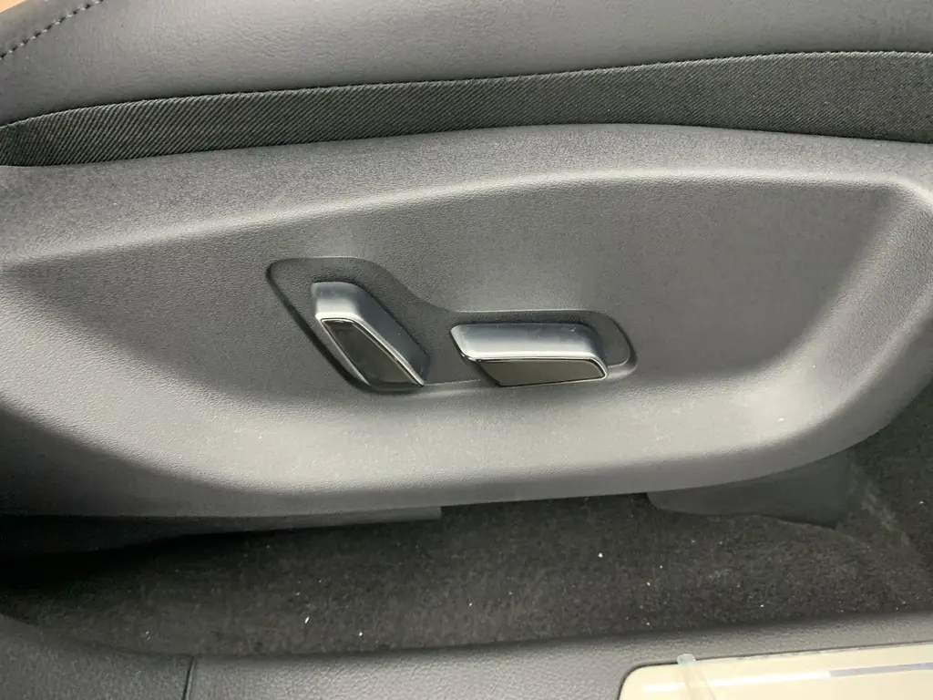 Gros plan sur le volant noir du BYD SEAL U 2025 avec commandes multifonctions et tableau de bord numérique visible.