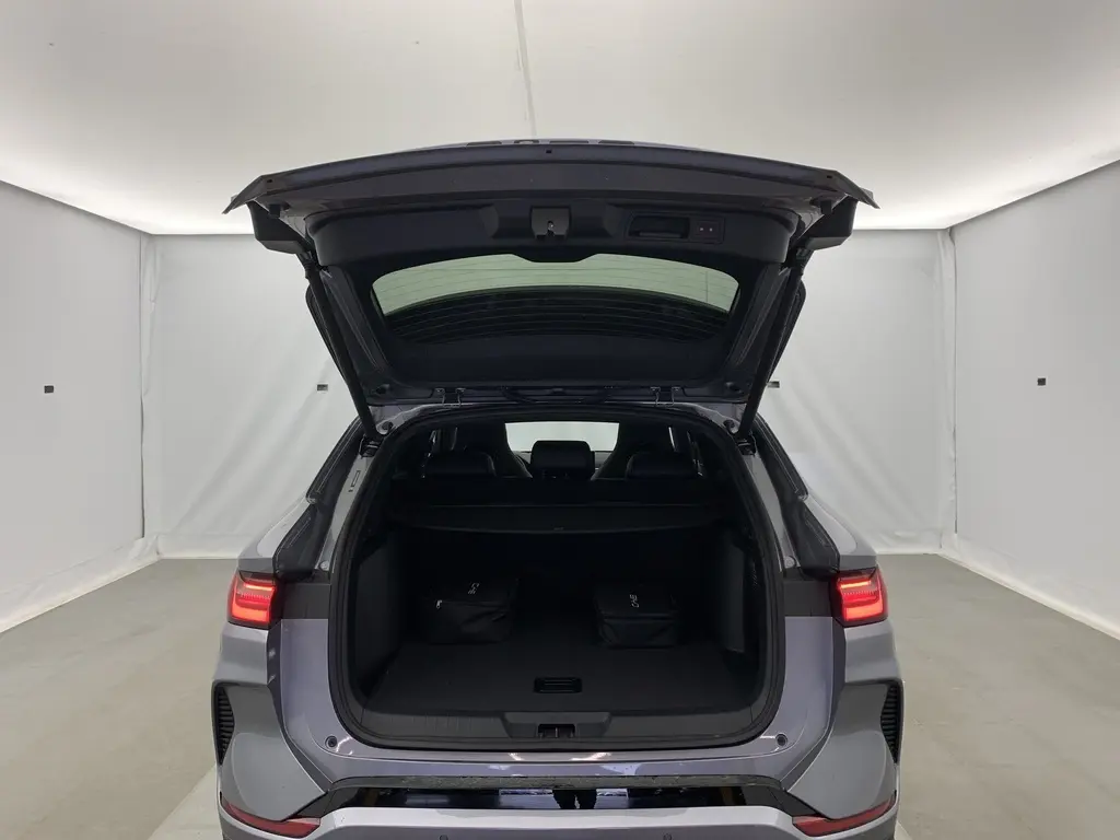 Détail de la commande des feux et clignotants côté gauche du tableau de bord noir avec surpiqûres rouges du BYD SEAL U 2025.