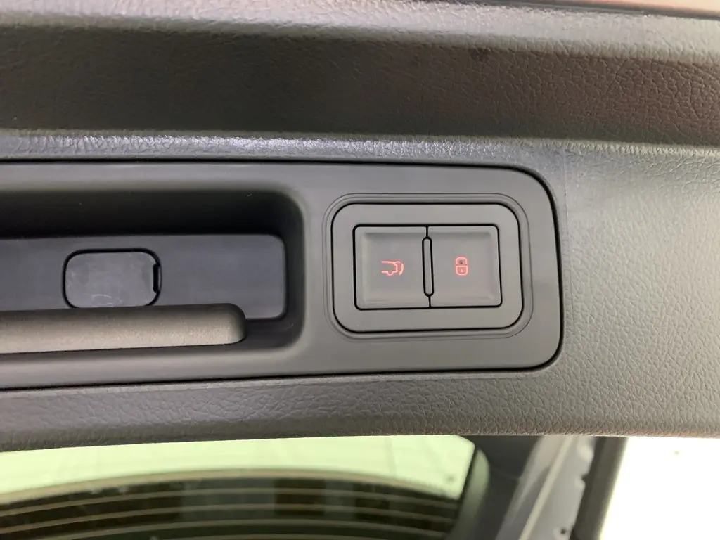 Gros plan sur la commande d’essuie-glace à gauche du volant dans l’habitacle du BYD SEAL U 2025 gris TIME GREY.