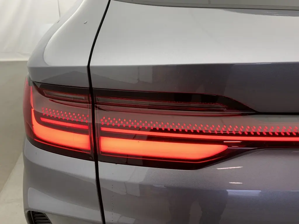 Vue rapprochée du tableau de bord numérique du BYD SEAL U 2025 affichant les informations de conduite et l'autonomie restante.