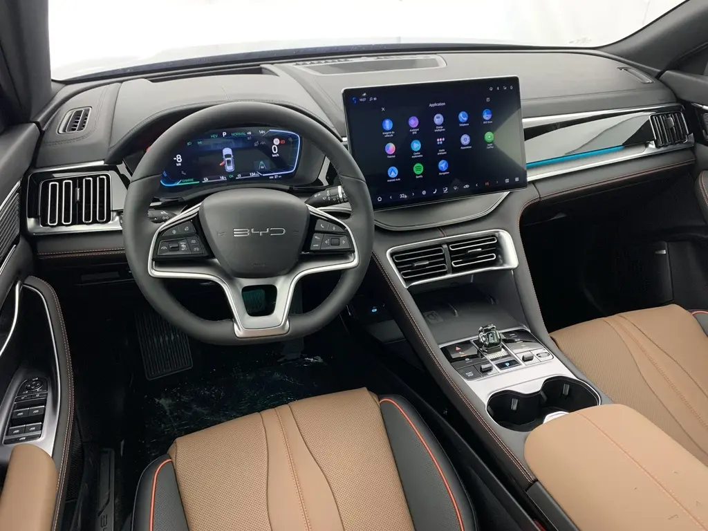 Vue intérieure centrée sur l'écran tactile 15,6'' du tableau de bord du BYD SEAL U gris TIME GREY, avec détails du GPS affichés.