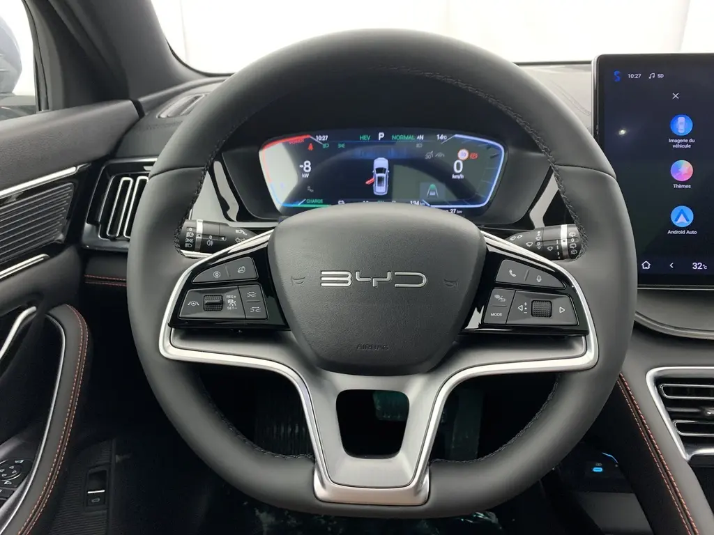 Vue rapprochée de la console centrale du BYD SEAL U 2025, avec sélecteur de vitesses cristal et boutons tactiles noirs.