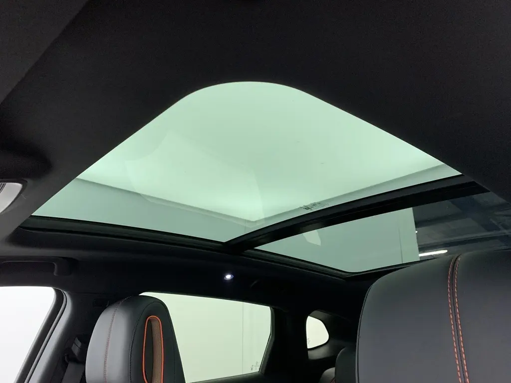 Écran tactile central du BYD SEAL U 2025 montrant la vue caméra 360° et la caméra de recul en intérieur gris TIME GREY.