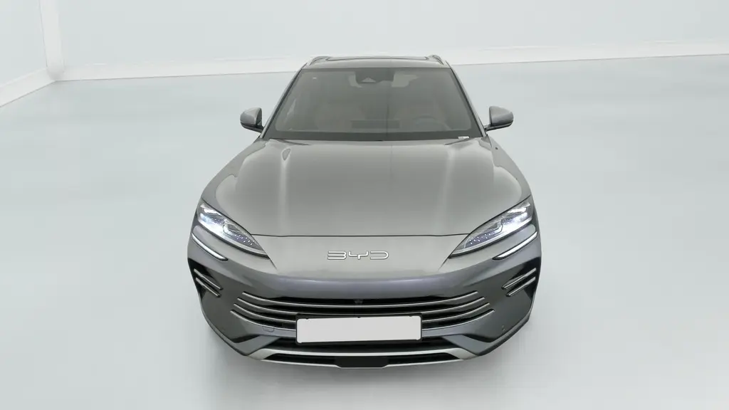 Vue 3/4 avant d'un BYD SEAL U hybride rechargeable gris TIME GREY, avec jantes bicolores et calandre épurée en showroom.
