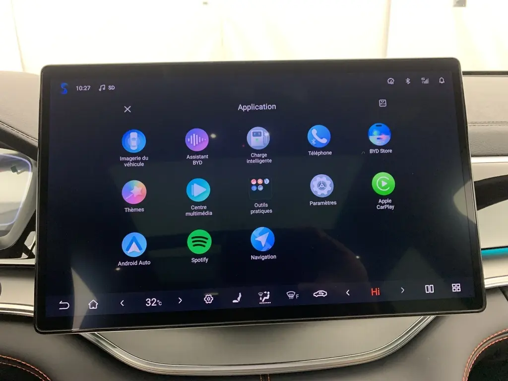 Écran tactile central 15,6'' du BYD SEAL U 2025 en intérieur, avec interface multimédia et finition noire élégante.