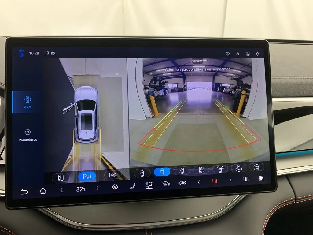 Vue intérieure côté conducteur du BYD SEAL U 2025, avec sièges marron, volant multifonction et grand écran tactile central.