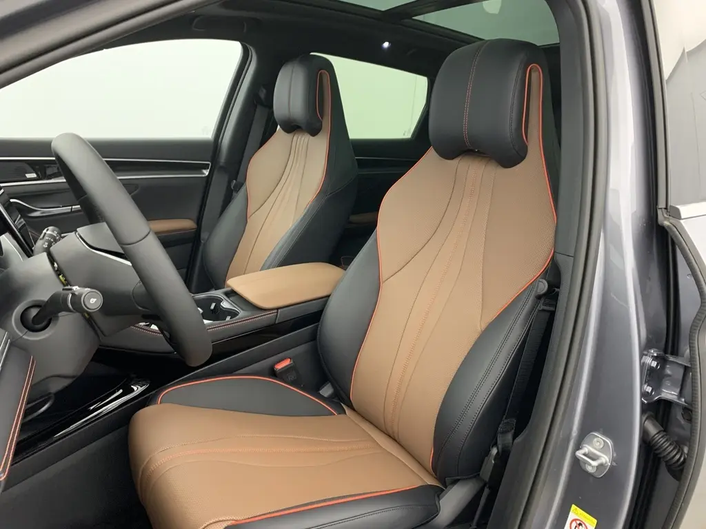 Vue intérieure côté gauche de la porte avant BYD SEAL U 2025 en TIME GREY, avec garniture marron et haut-parleur Infinity.