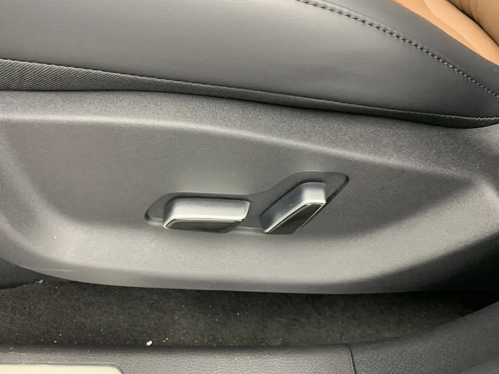 Vue intérieure arrière du BYD SEAL U 2025 en TIME GREY, sièges en similicuir noir et marron avec surpiqûres orange.