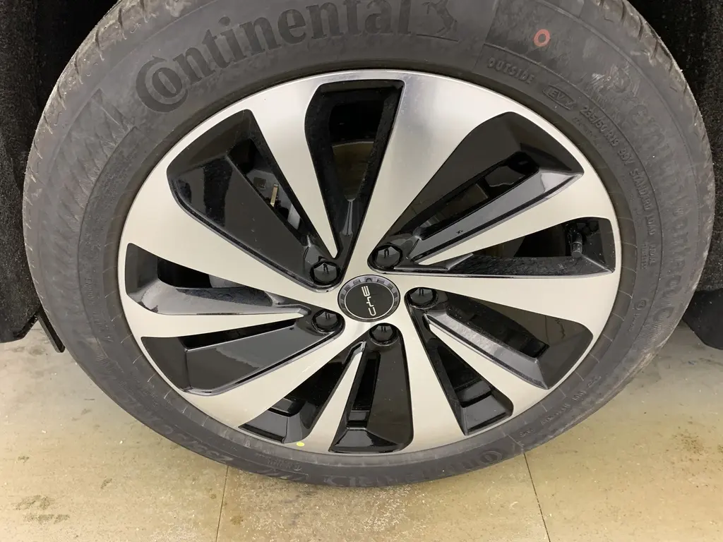 Vue latérale droite des sièges arrière en similicuir noir et marron avec surpiqûres rouges du BYD SEAL U 2025 TIME GREY.