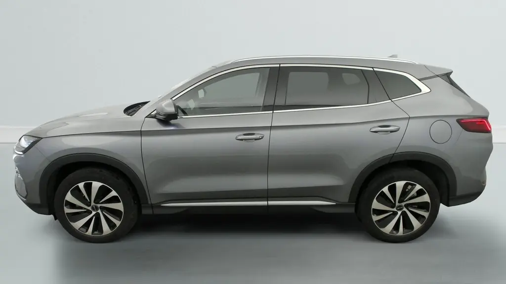 Vue 3/4 arrière droit du SUV BYD SEAL U TIME GREY avec feux LED reliés et jantes alliage bicolores en showroom.