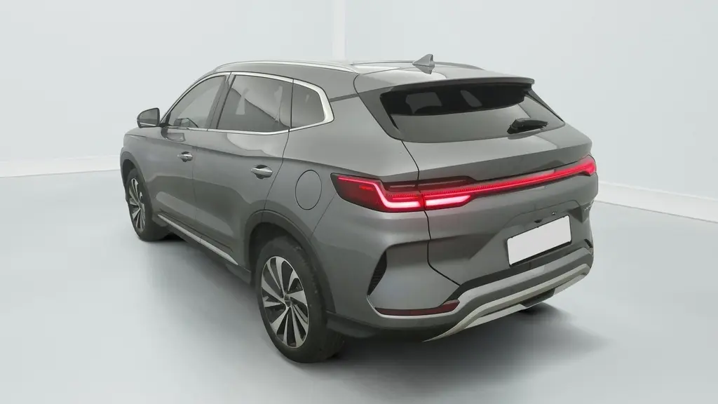 Vue latérale droite du BYD SEAL U 2025 en gris métallisé TIME GREY, avec jantes alliage bicolores et vitres teintées.