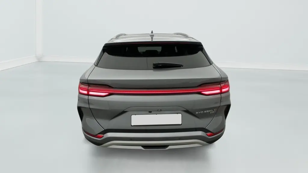 Vue intérieure avant du BYD SEAL U 2025 avec tableau de bord noir, écran tactile 15,6'', et sièges en similicuir marron.