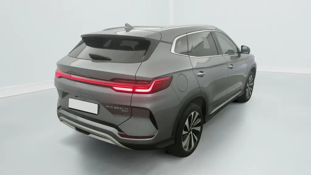 Vue plongeante sur la console centrale et les sièges avant en similicuir marron et noir du BYD SEAL U 2025.