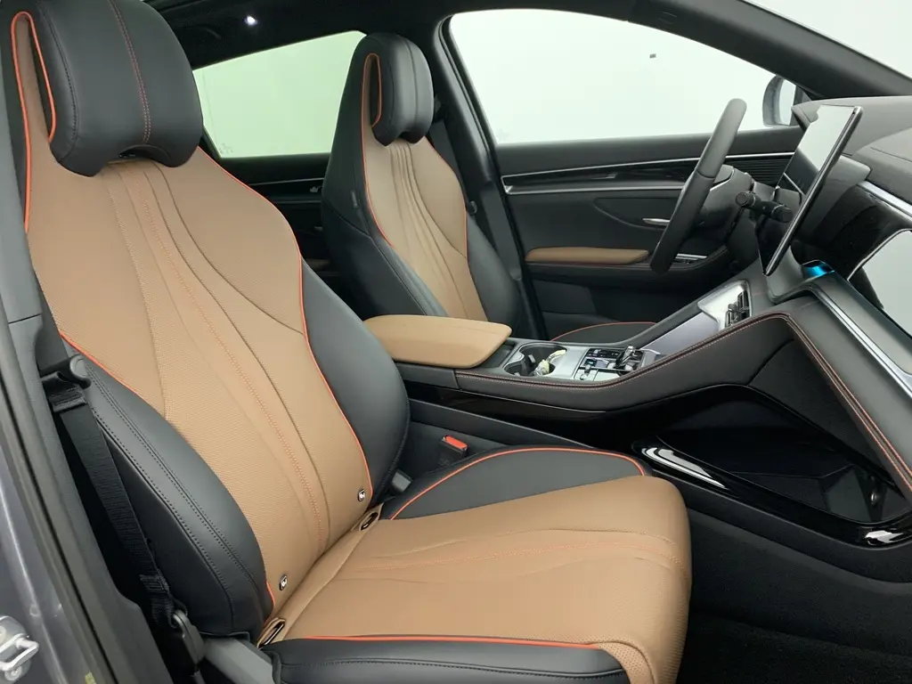 Vue intérieure centrée sur le volant BYD du Seal U 2025, tableau de bord numérique et écran tactile multicolore.