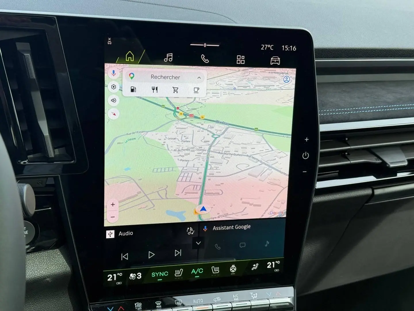 Vue rapprochée de l'écran tactile central affichant la navigation GPS dans l'habitacle du Renault Austral gris Schiste satin.